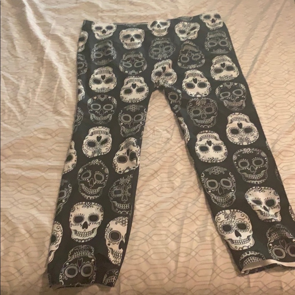 Xxl black and white skull Capri leggings